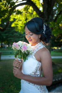 Photographe de mariage en Haute Savoie : portrait de la mariée avec son bouquet