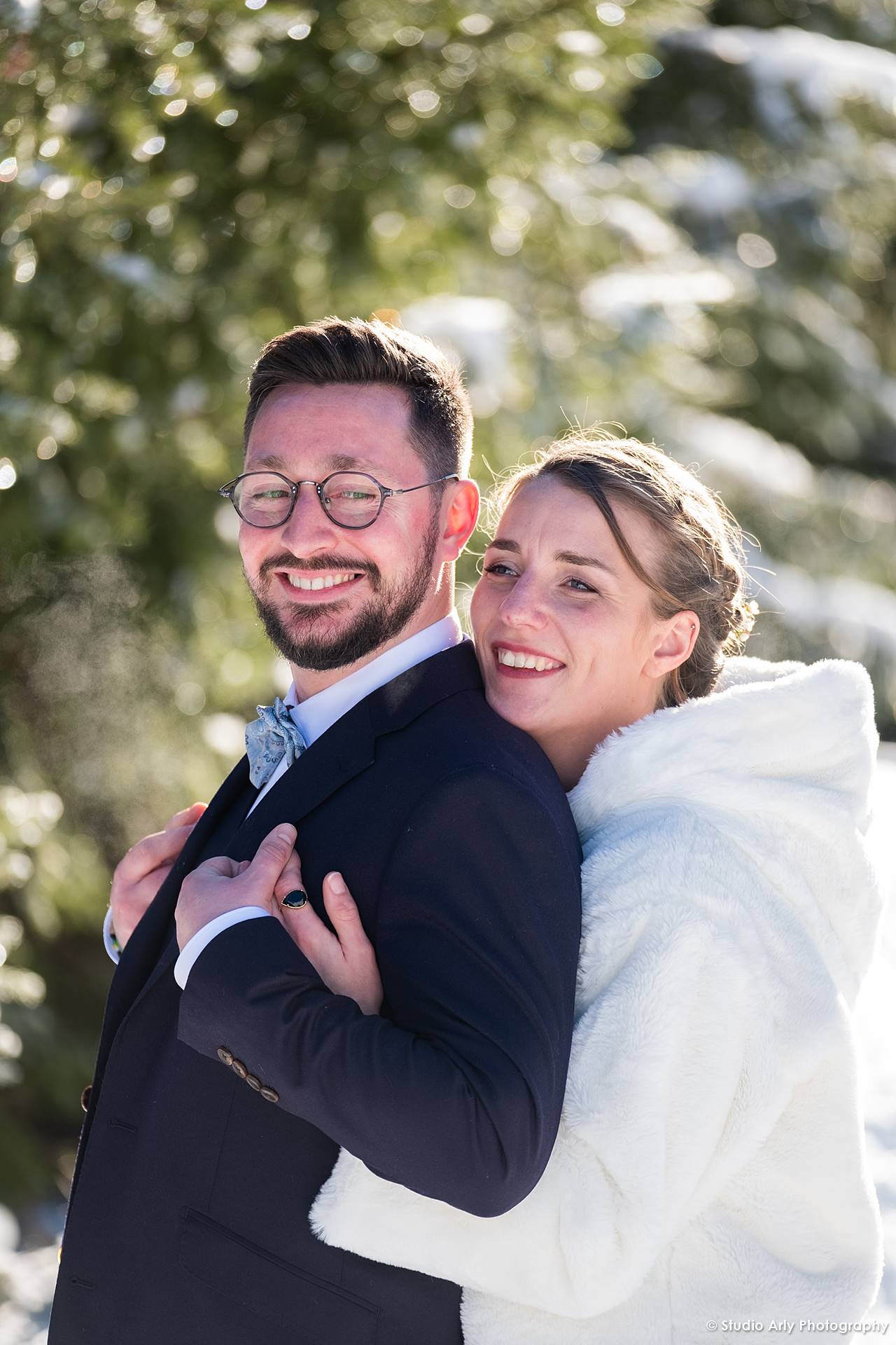 Mariage en hiver à la Giettaz : portrait séré des mariés tout sourire